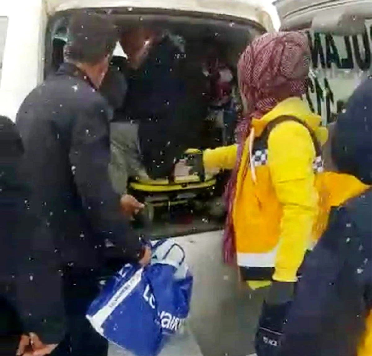 Kar yolları kapattı, 112 ekipleri hastaya ulaşmak için seferber oldu