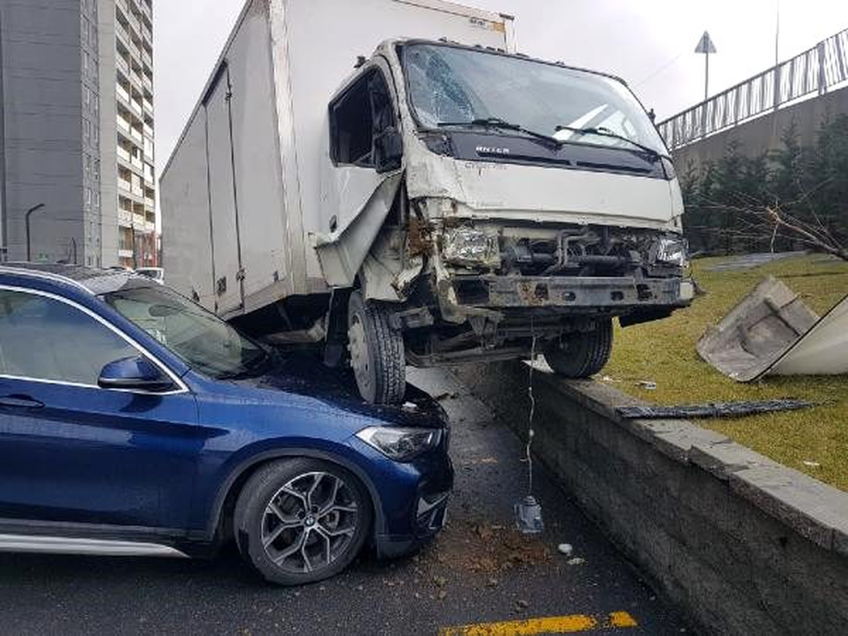 Kaza yapan kamyonet otoparktaki lüks aracın üstüne uçtu(1)