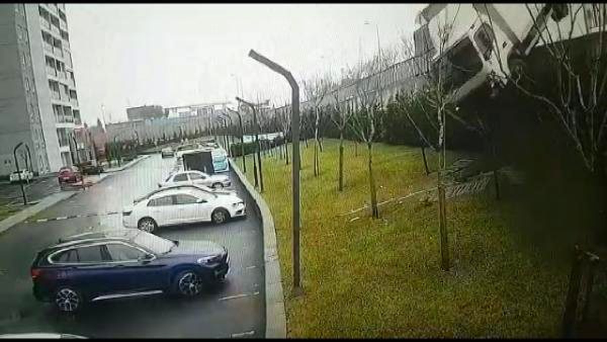 Kaza yapan kamyonetin otoparktaki lüks aracın üstüne uçması kamerada