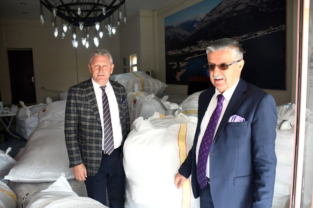 Kemer\'den yardım tırı Elazığ için yola çıktı