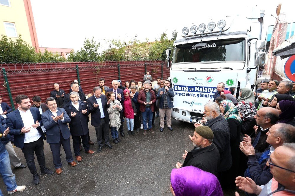 Kepez\'in yardım tırı dualarla yola çıktı