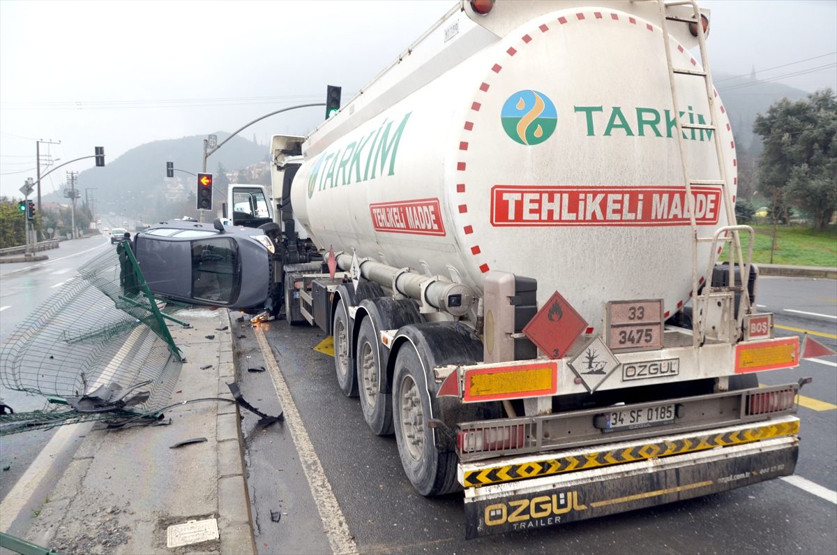 Kocaeli\'de tanker ile otomobil çarpıştı: 3 yaralı