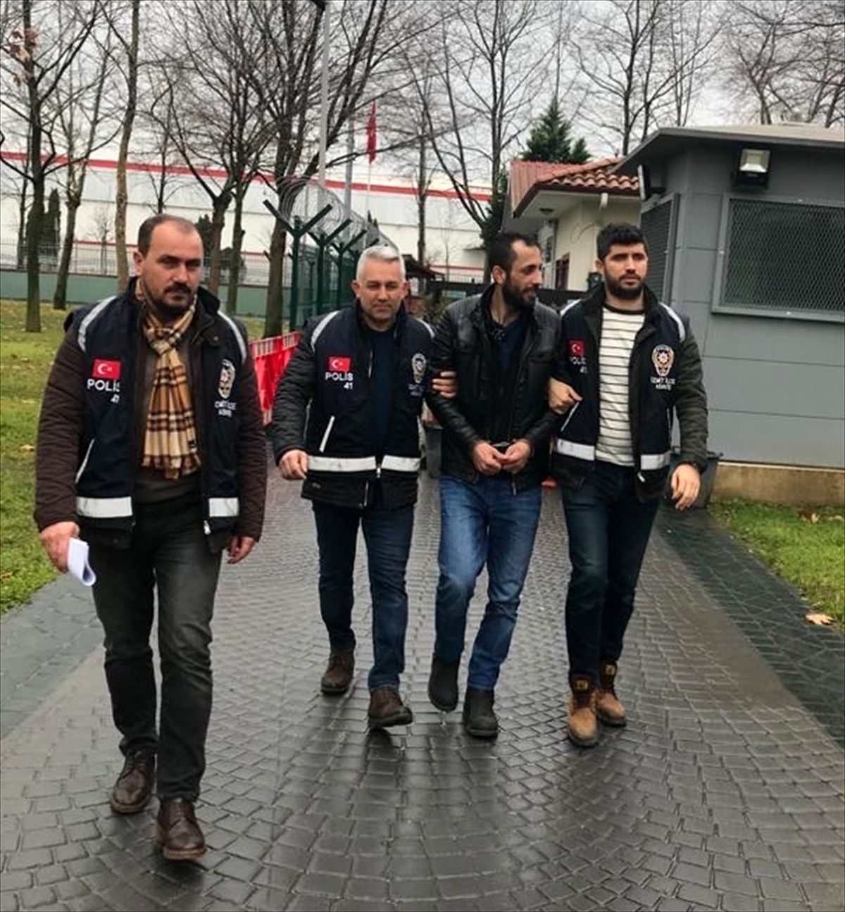 Kocaeli\'de uyuşturucu ticaretinden 28 yıl hapis cezası bulunan hükümlü yakalandı