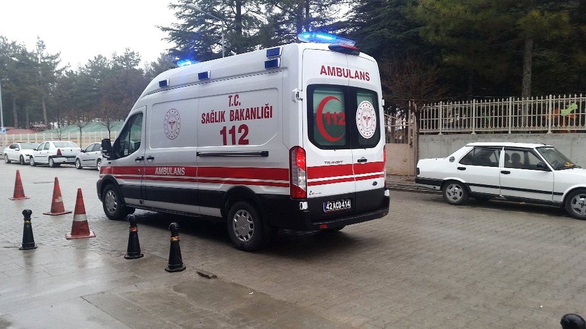 Konya\'da kontrolden çıkan otomobil takla attı: 3 yaralı