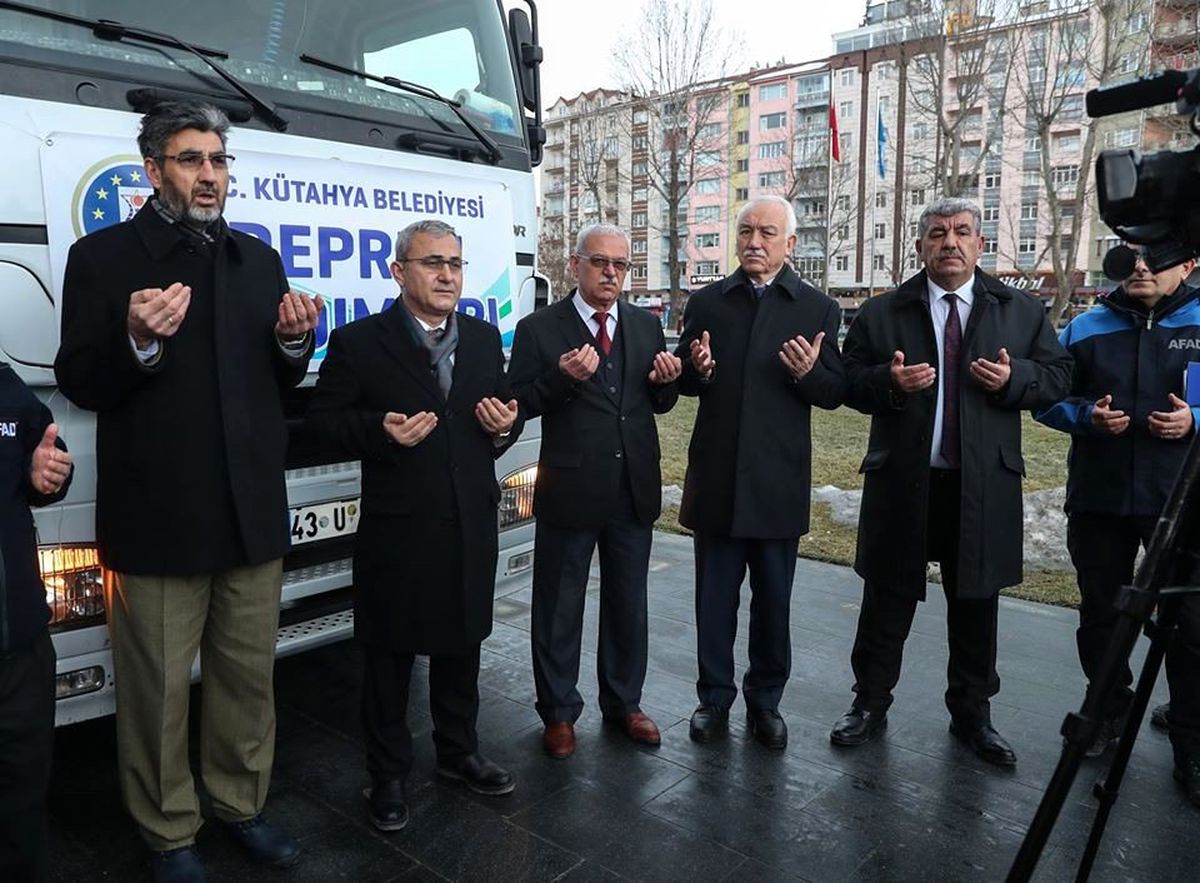 Kütahya\'dan Elazığ\'a yardım tırı