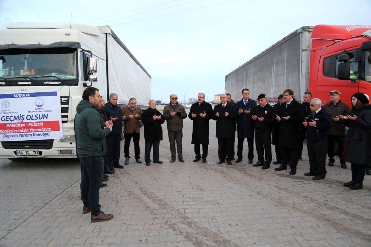 Kütahya\'dan Elazığ ve Malatya\'ya yardım tırları uğurlandı