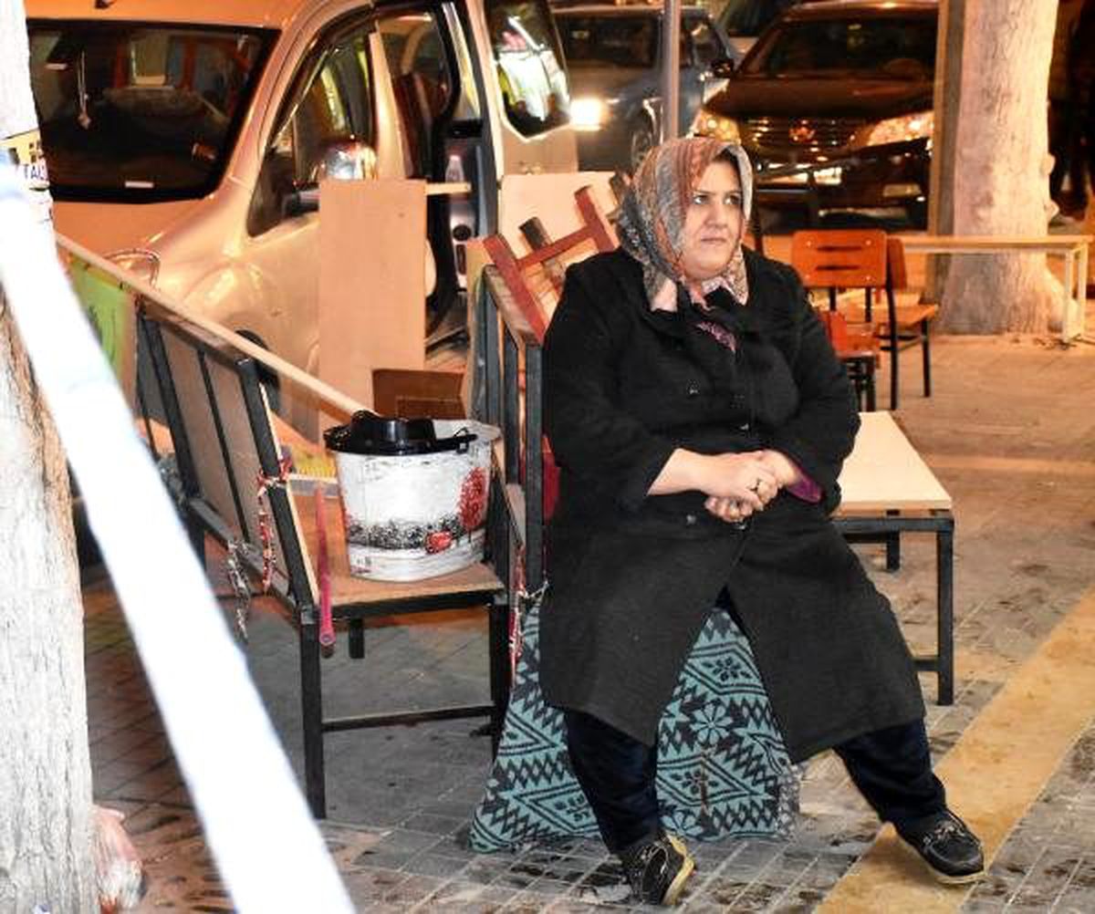 Malatya\'da, depremde mühürlenen 2 binanın altındaki iş yerleri de boşaltıldı