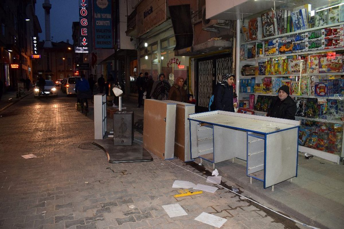 Malatya\'da depremden zarar gören ev ve iş yerleri tahliye ediliyor
