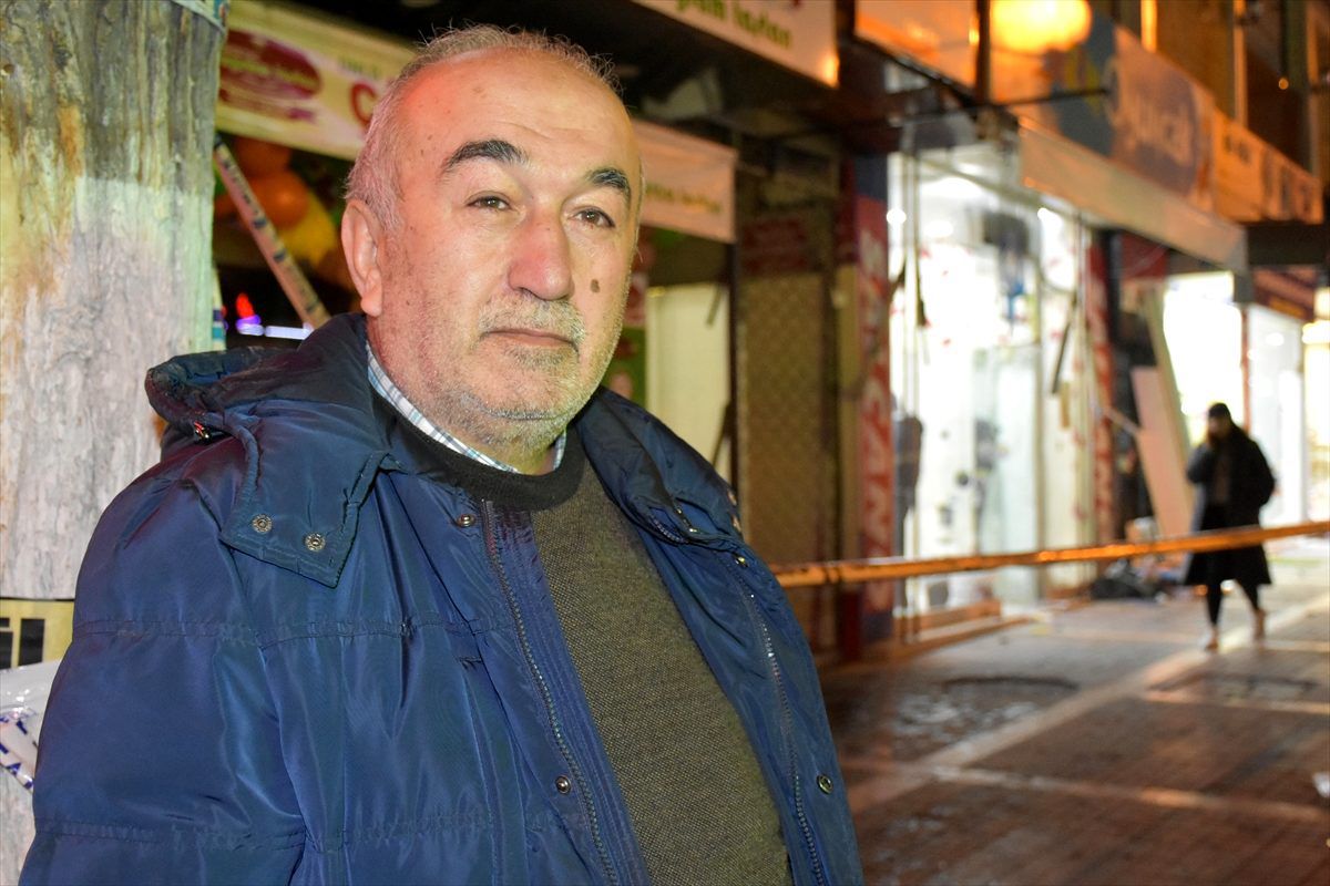 Malatya\'da esnaf ağır hasarlı 2 binadaki iş yerlerini boşaltıyor