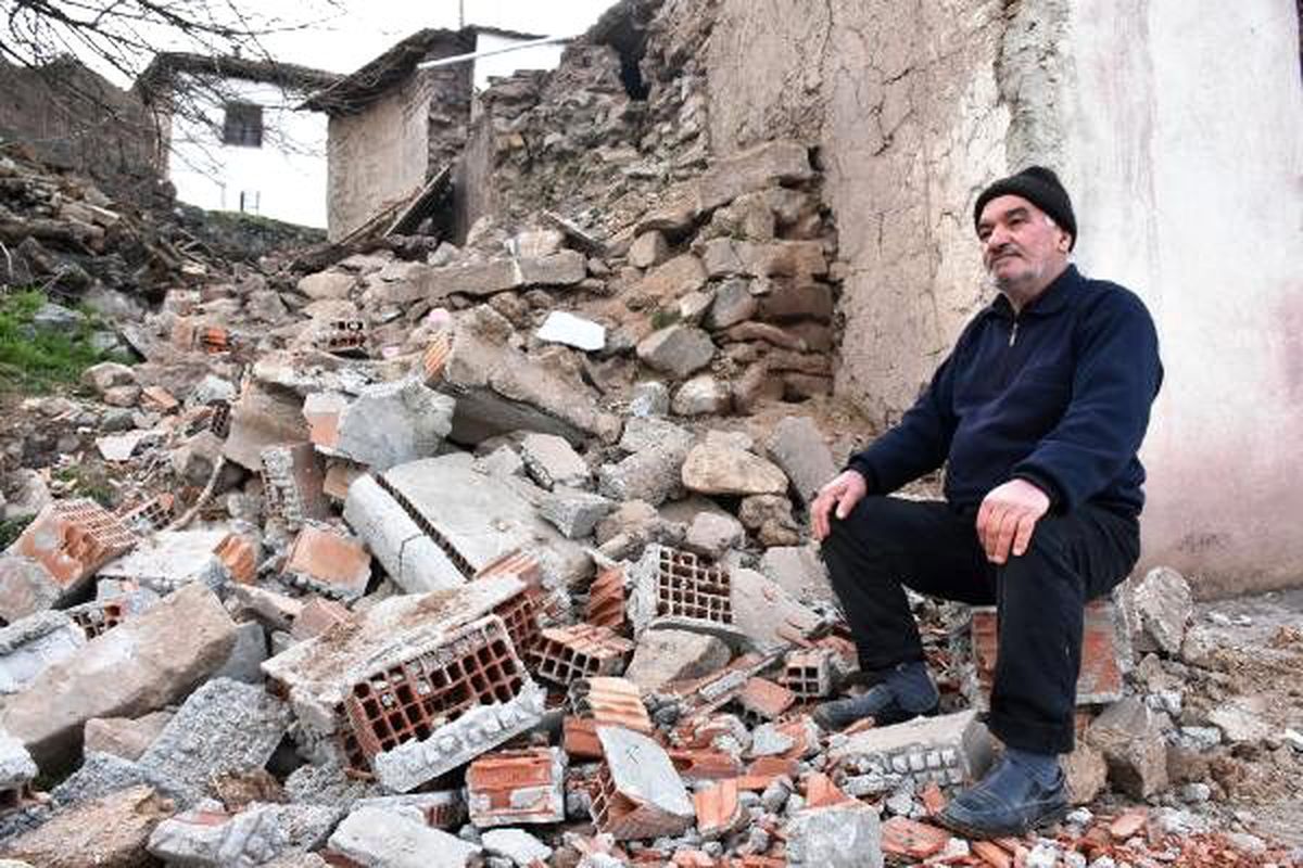 Malatya\'nın Kale ilçesinde de deprem hasara yol açtı