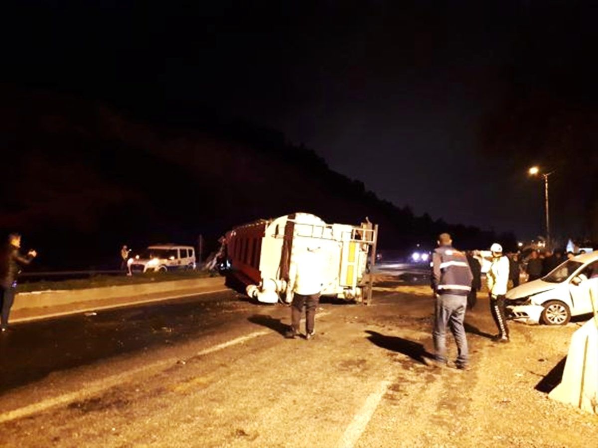 Manisa\'da devrilen tır, uygulama noktasındaki otomobillere çarptı: 2 yaralı