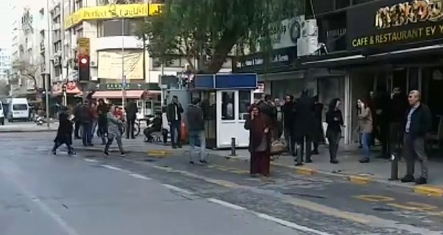 Son dakikla: Manisa'da meydana gelen 5,1 büyüklüğündeki deprem sonrası vatandaşlar sokağa döküldü