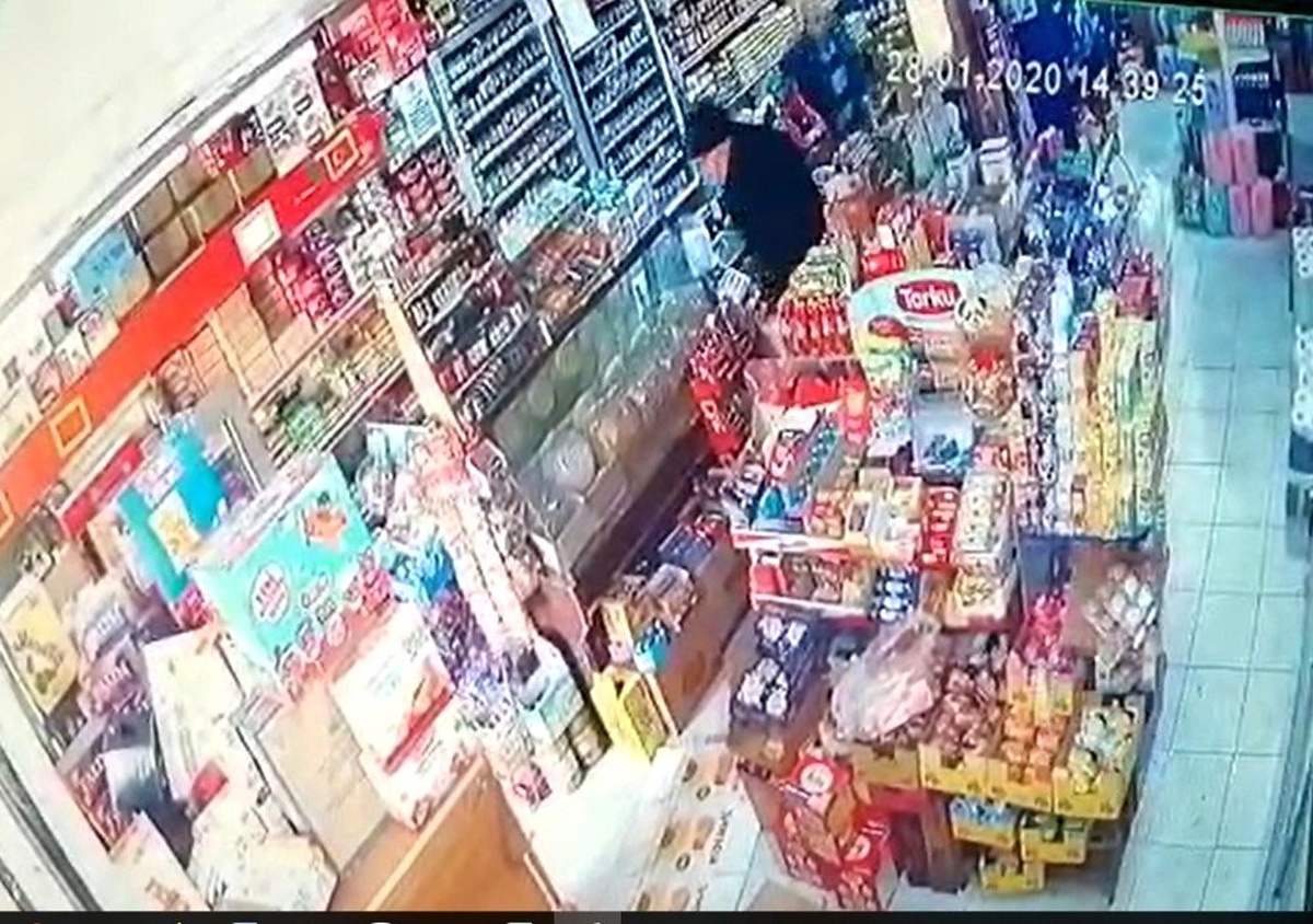 Manisa\'daki deprem güvenlik kameralarına yansıdı