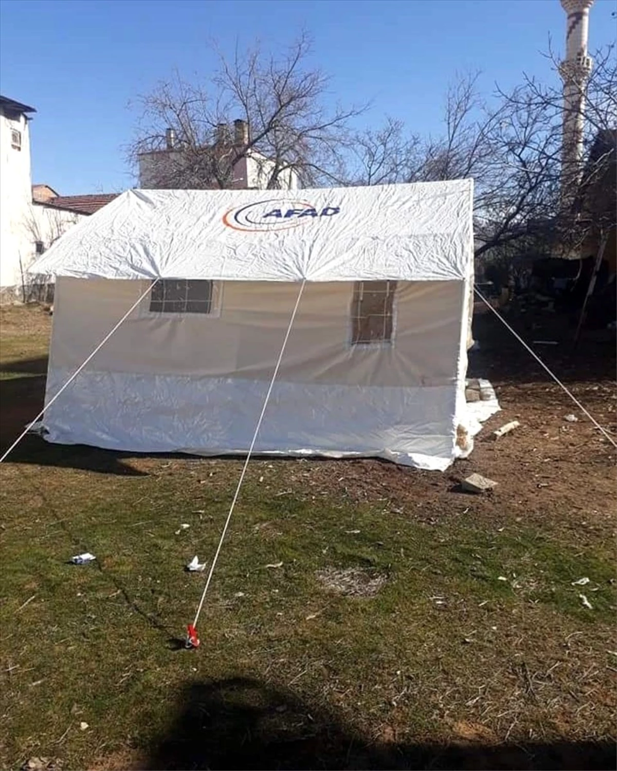 Mehmetçik, Baskil\'de depremzedeler için çadır kurdu