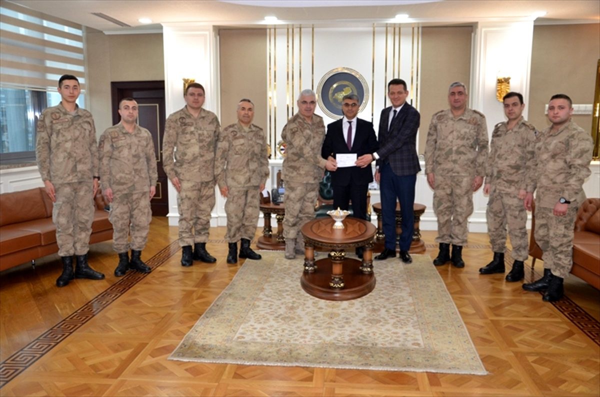 Mehmetçikten Elazığ\'daki depremzedelere 129 bin lira nakdi yardım