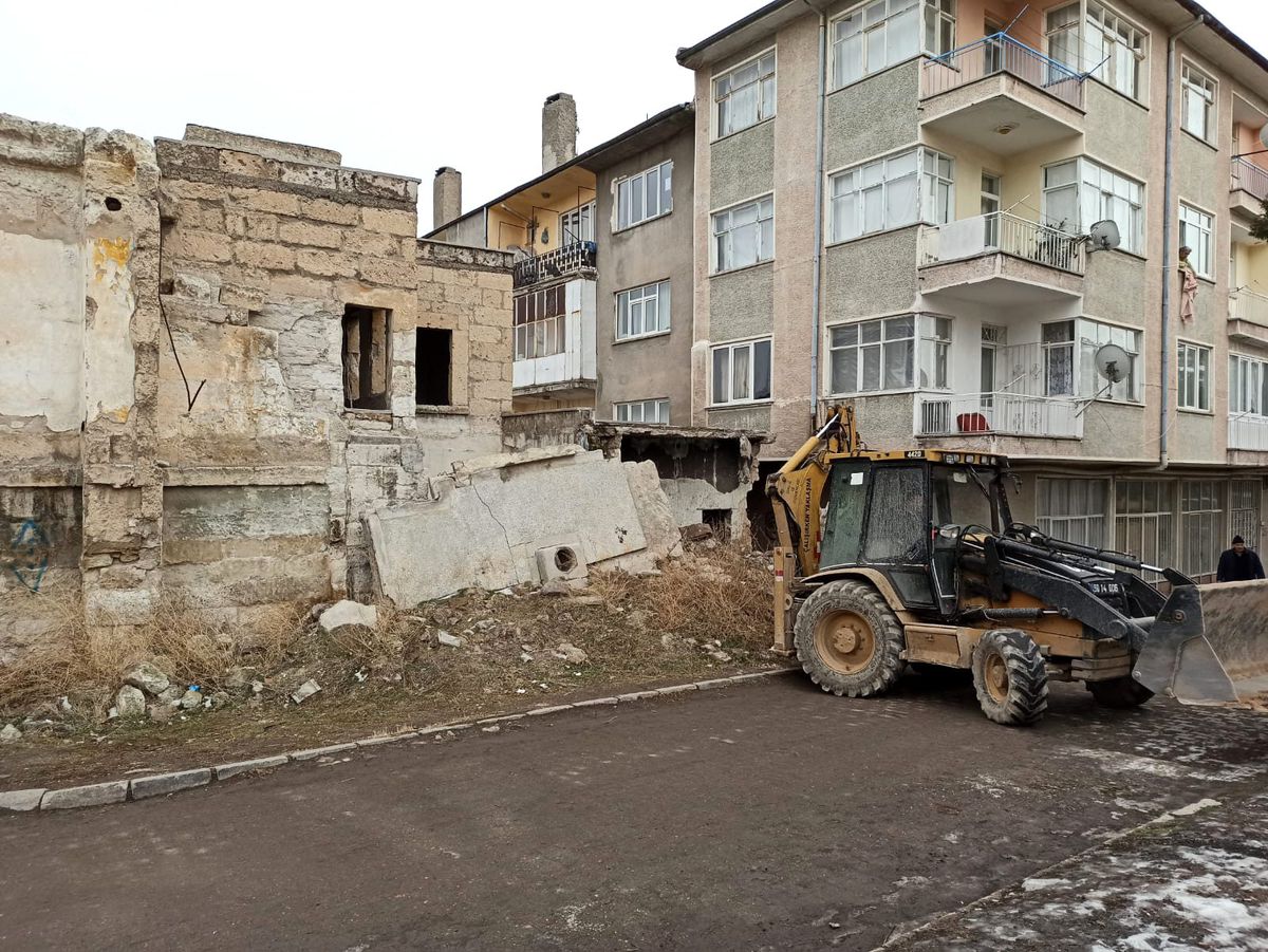 Metruk binalar yıkılıyor