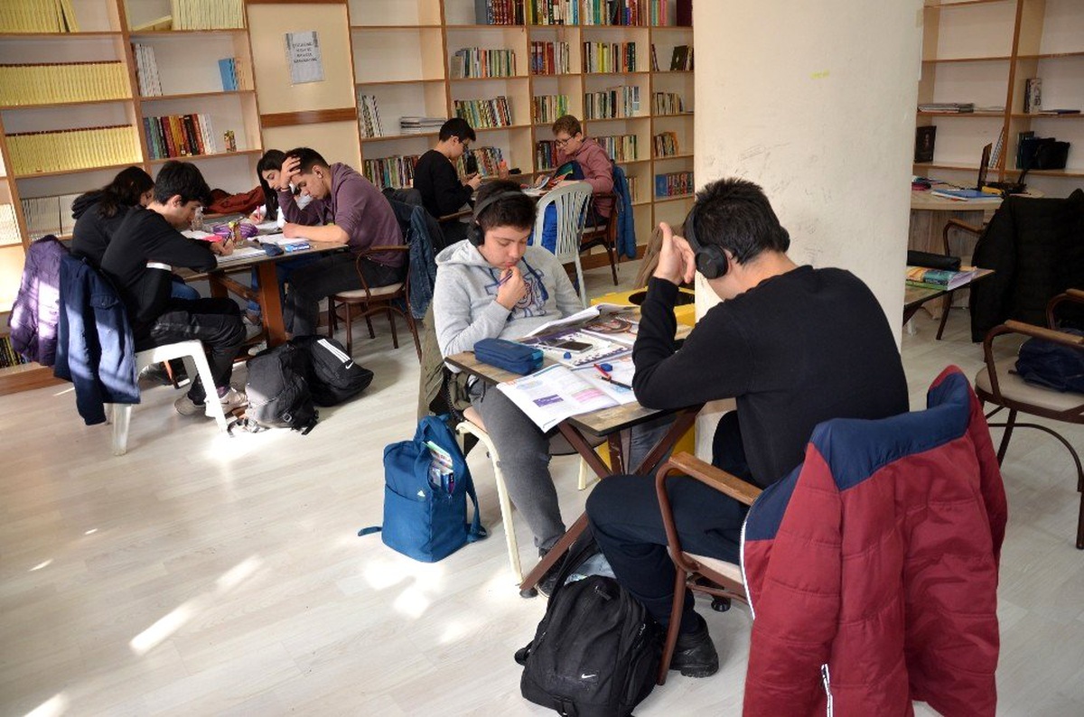 Millet Kıraathanesi tatilde öğrencileri ağırlıyor