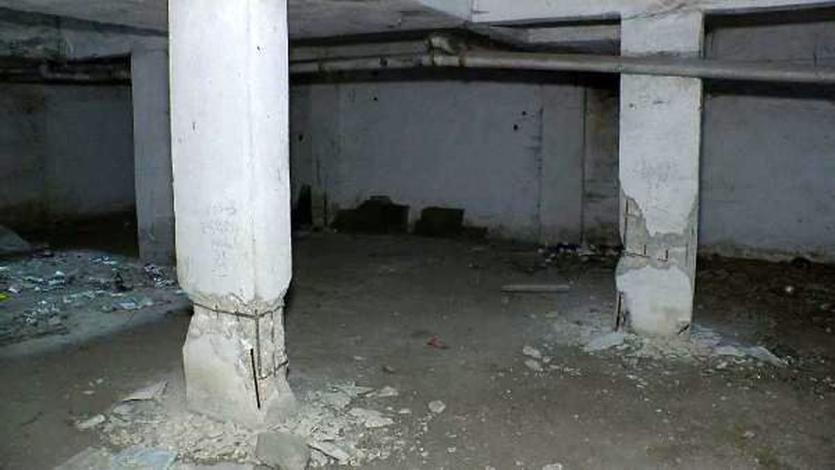 Mühüre rağmen ağır hasarlı binalarına döndüler