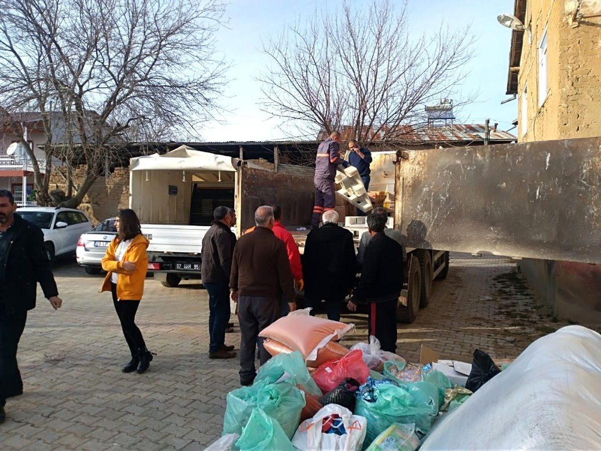 Muratpaşa\'dan 5 kamyon Elazığ\'a ulaştı
