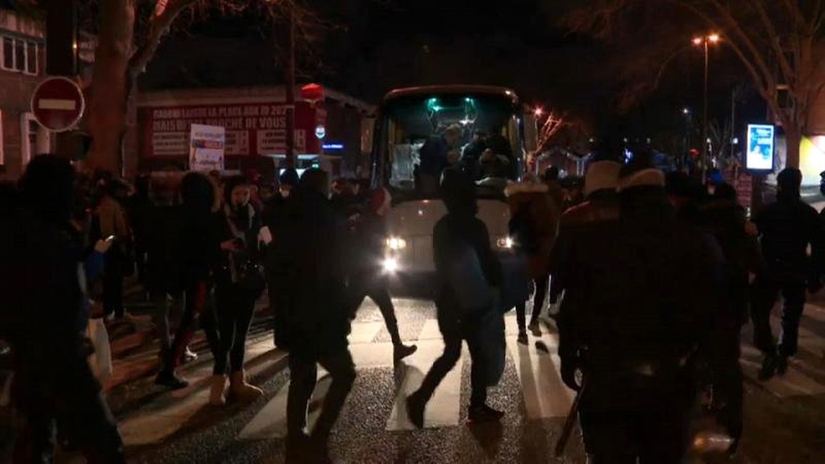 Paris\'te yüzlerce kişinin yaşadığı göçmen kampına polis müdahalesi