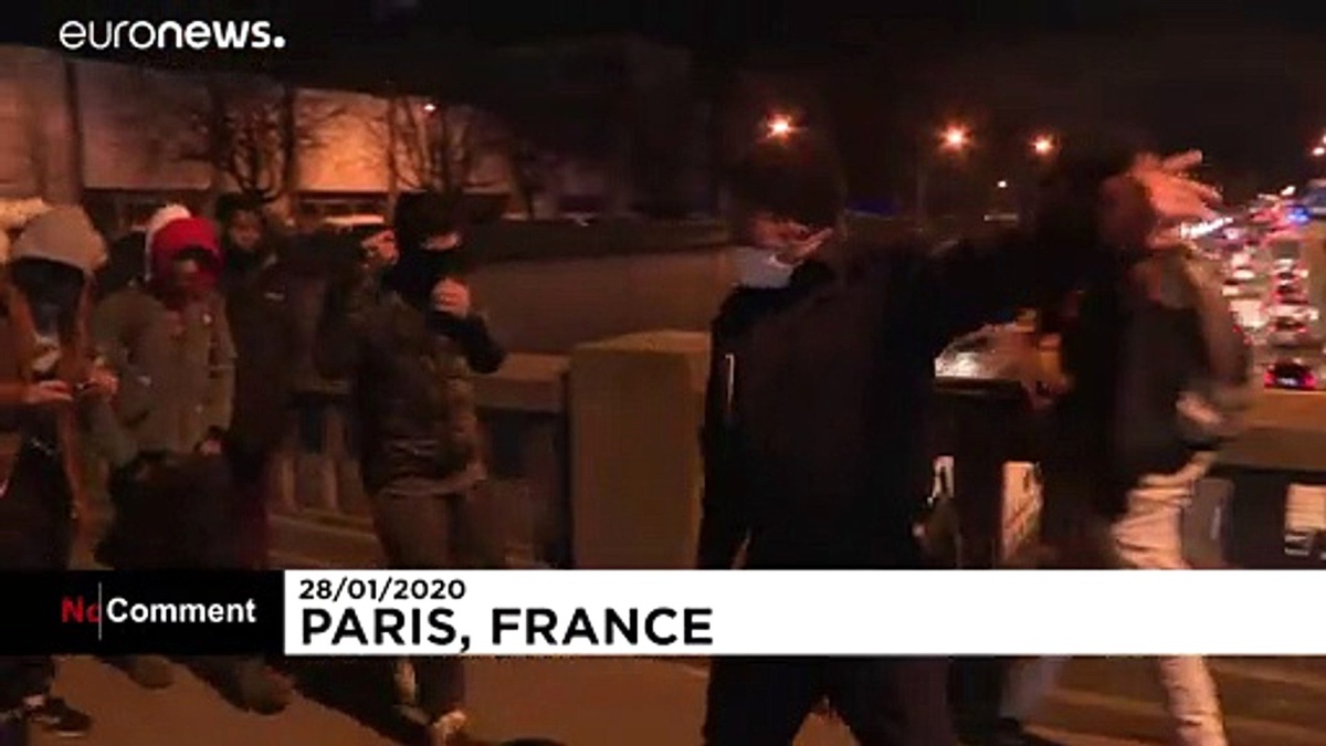 Paris\'te yüzlerce kişinin yaşadığı göçmen kampına polis müdahalesi