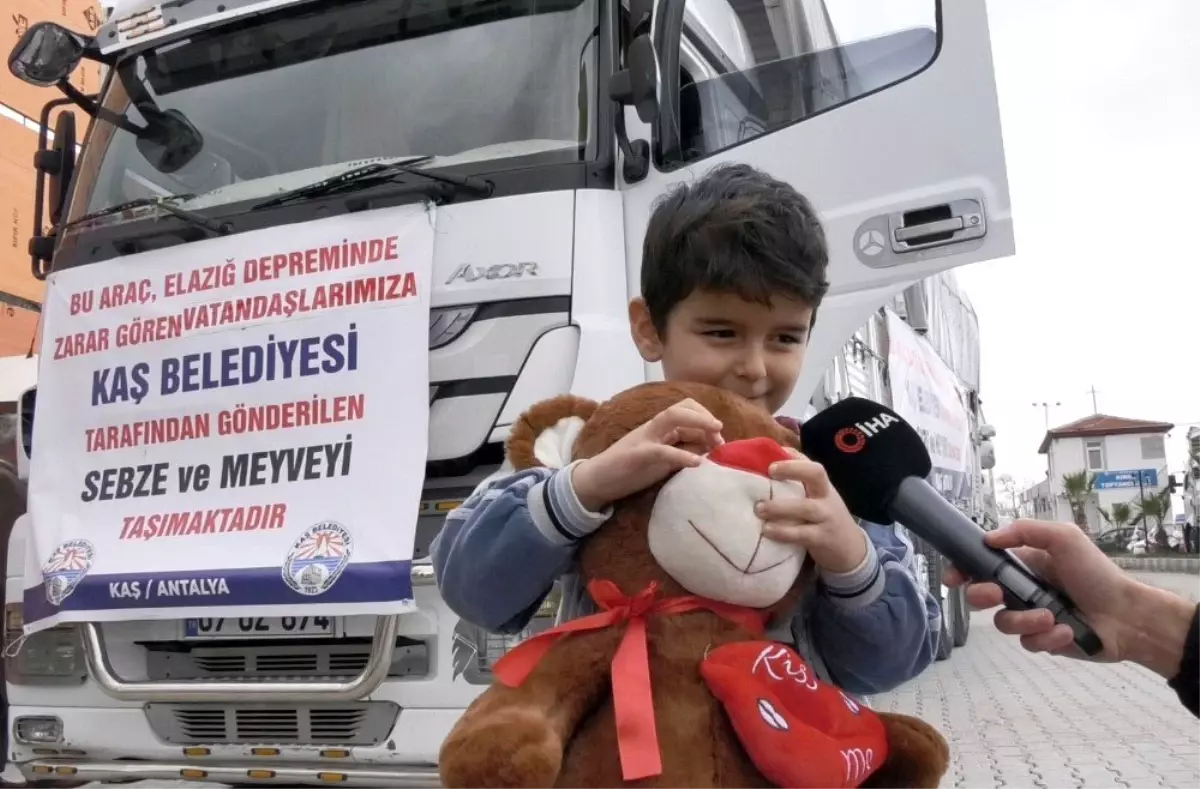 Peluş oyuncağını depremzede çocuklara gönderip arkasından el salladı