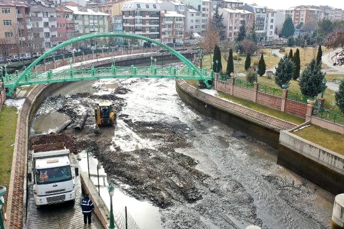 Porsuk Çayı\'nı çamur kapladı