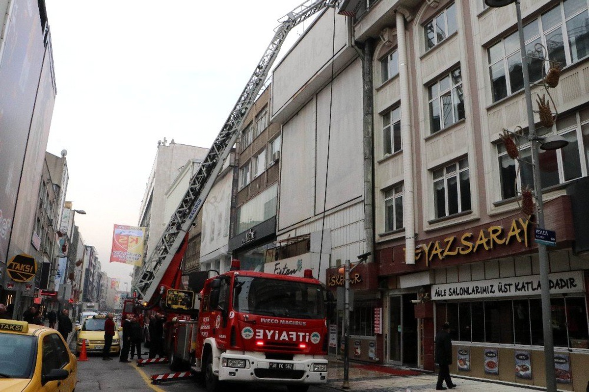 Restoranın bacasında çıkan yangın itfaiye ekiplerini harekete geçirdi