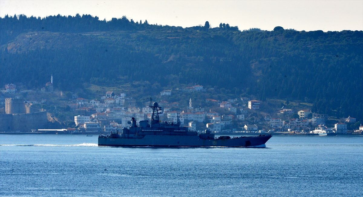 Rus askeri gemisi Çanakkale Boğazı\'ndan geçti
