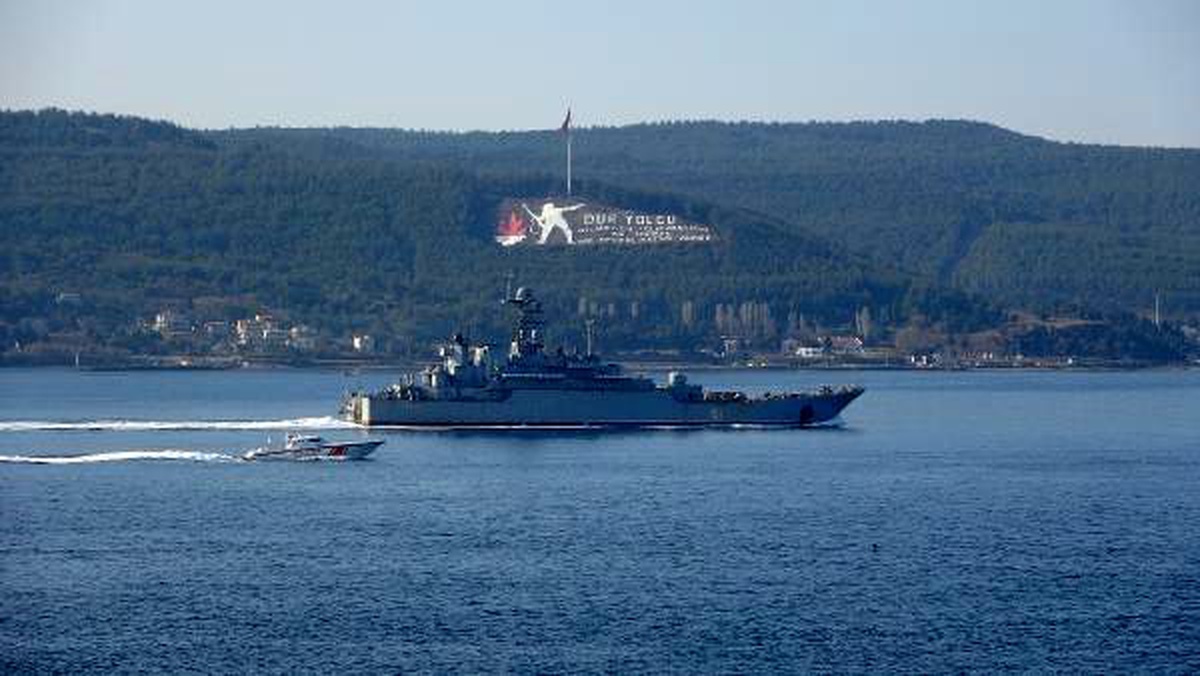 Rus savaş gemisi \'Azov\', Çanakkale Boğazı\'ndan geçti