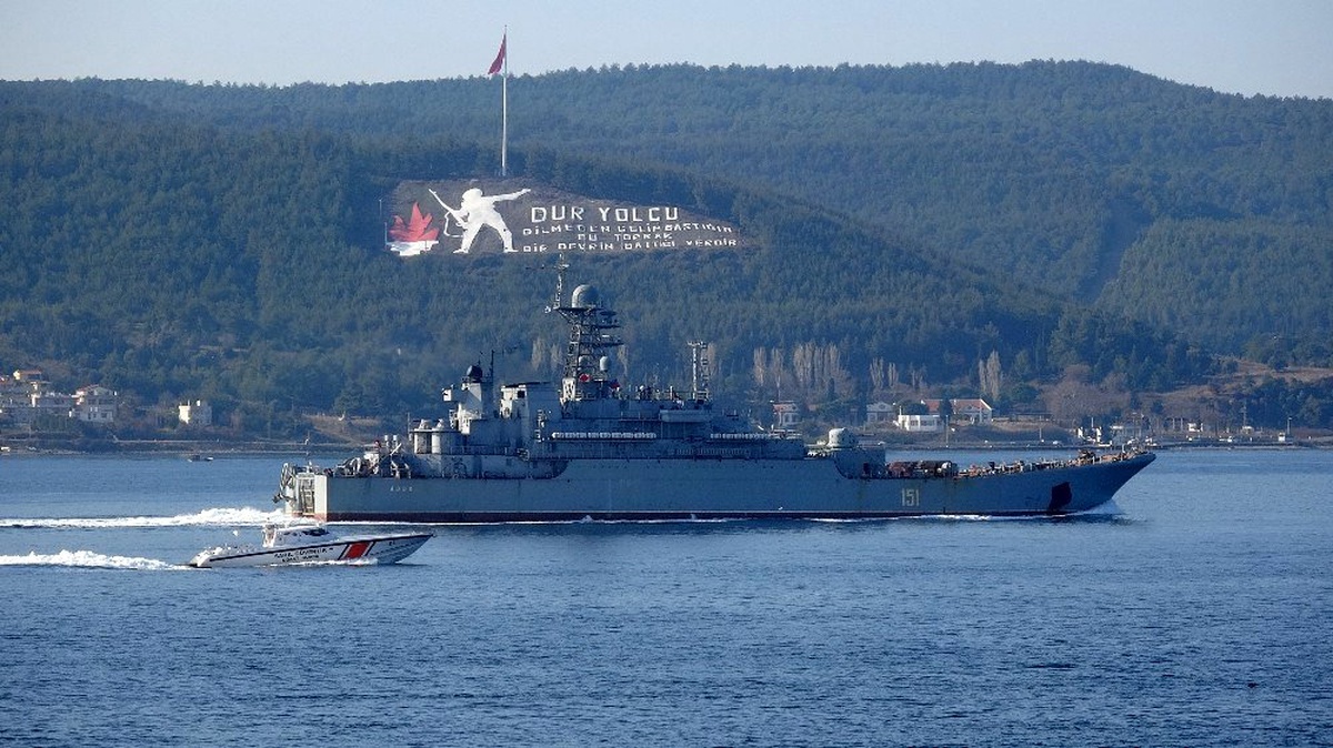 Rus savaş gemisi \'Azov\', Çanakkale Boğazı\'ndan geçti