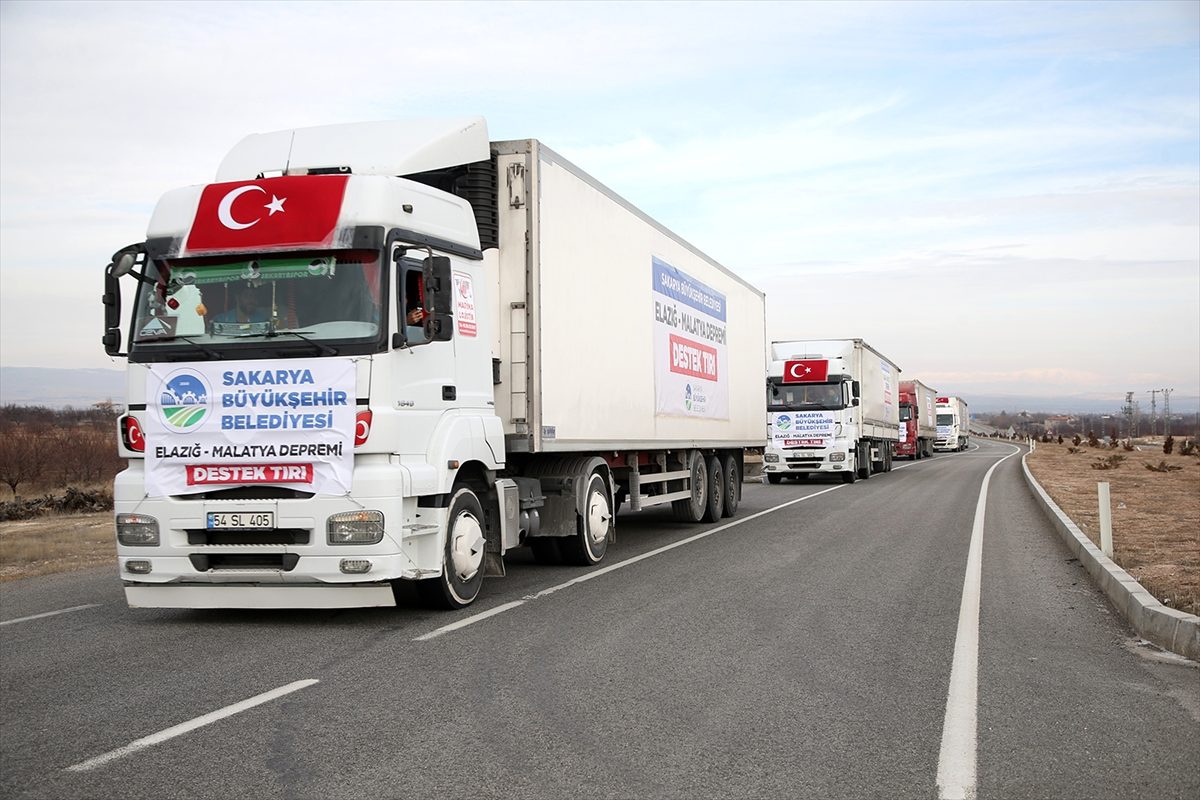 Sakarya\'dan gönderilen yardımlar deprem bölgesine ulaştı