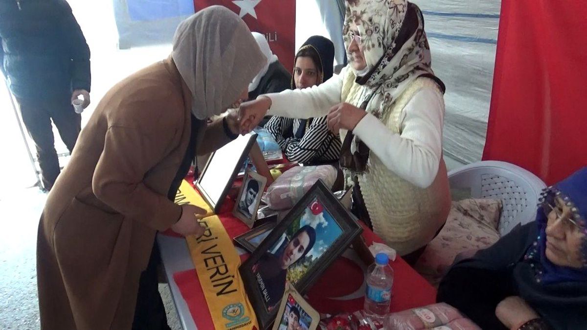 Şanlıurfa\'dan evlat nöbetindeki ailelere destek ziyareti