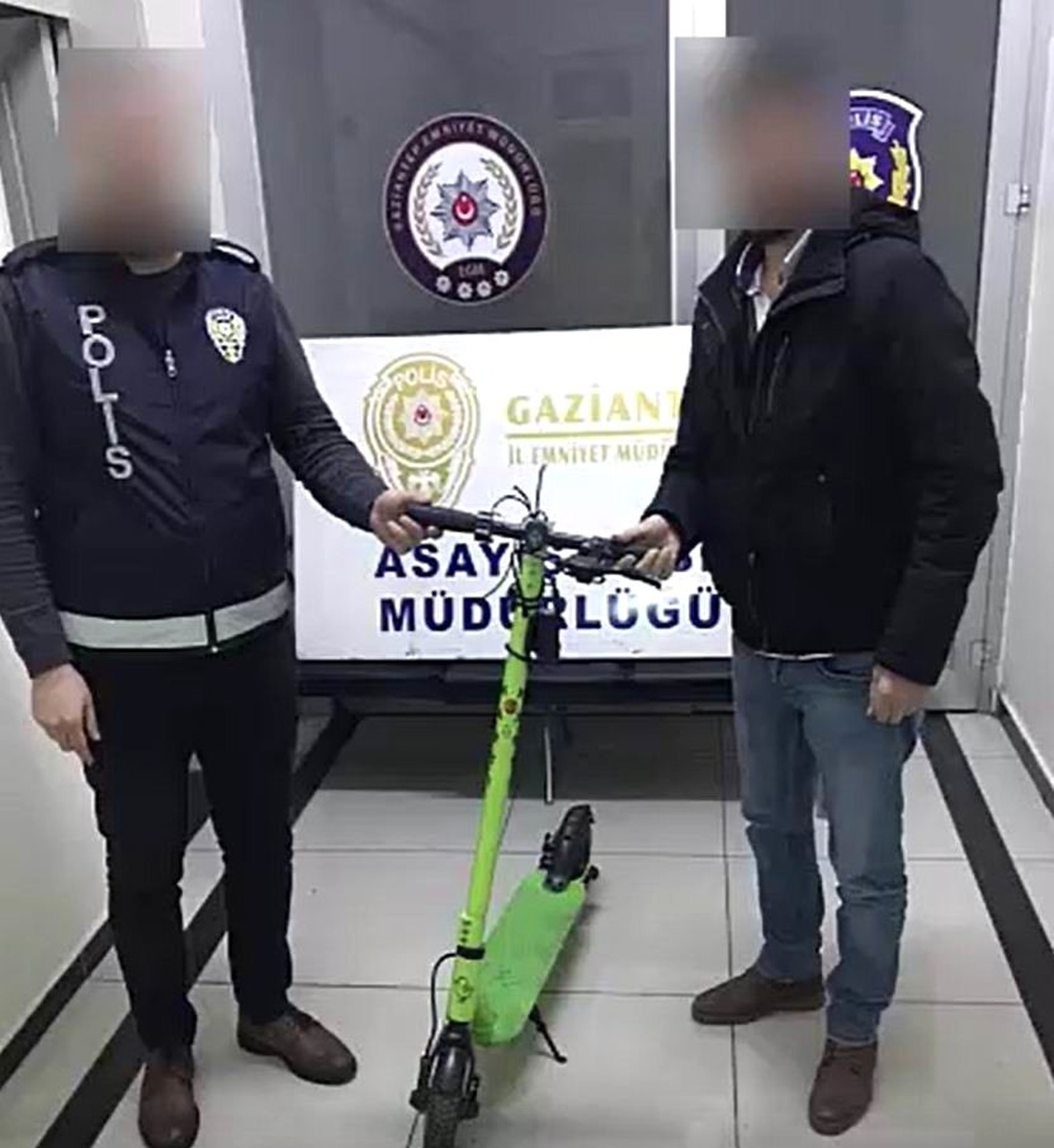Sokakta vatandaşların hizmetine sunulan mobilet çalındı