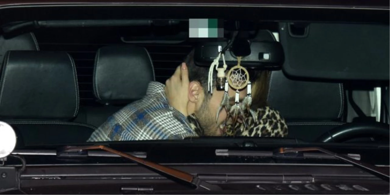 Stilist Eliz Sakuçoğlu, sevgilisiyle arabada öpüşürken görüntülendi