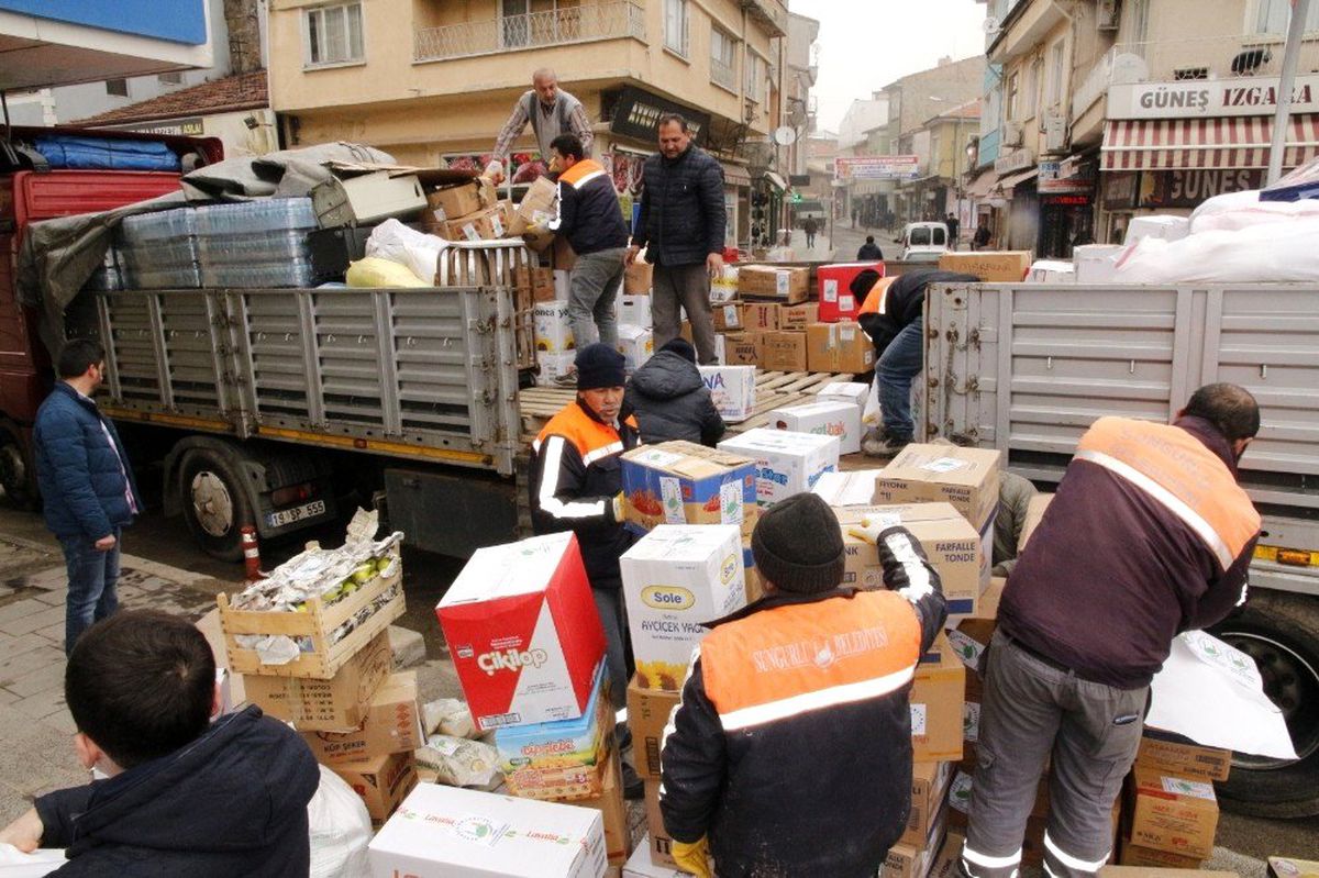 Sungurlu\'dan Elazığ\'a 3 tır dolusu yardım malzemesi yola çıktı