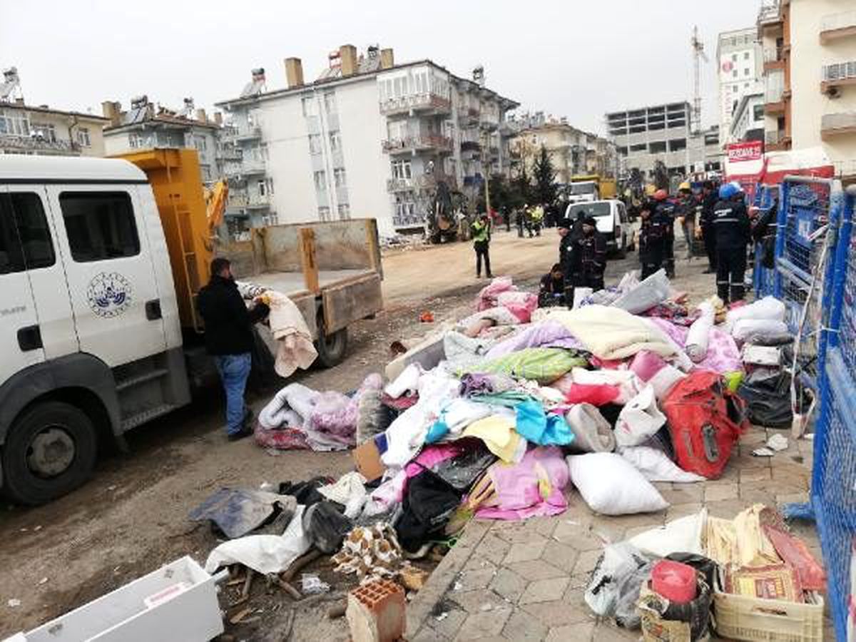 Sürsürü Mahallesi\'nde enkazdaki eşyalar çıkarılıyor