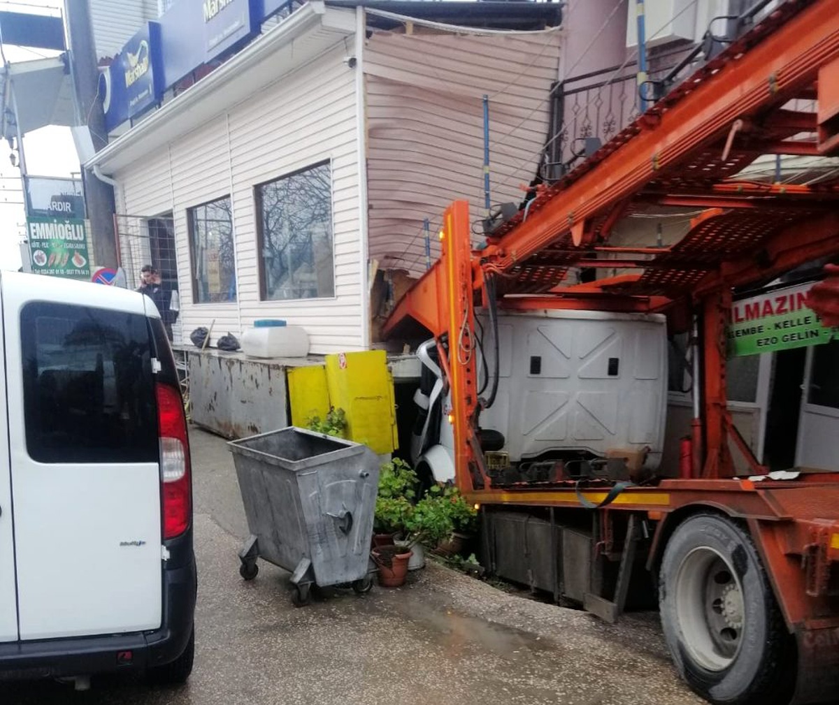 Sürücüsüz TIR garaja bir eve böyle girdi