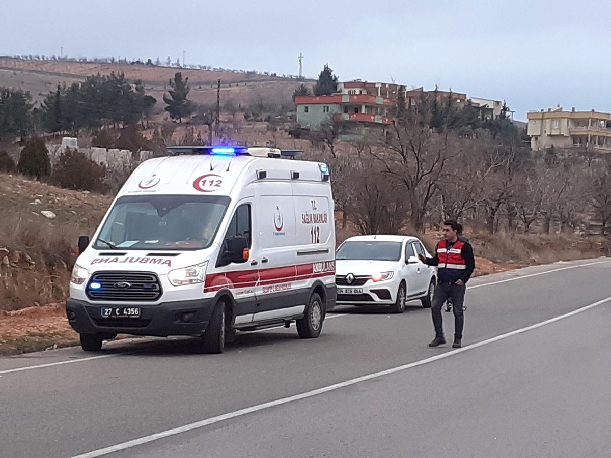 Taklalar atan otomobil kayalıklara çarparak durabildi: 8 yaralı