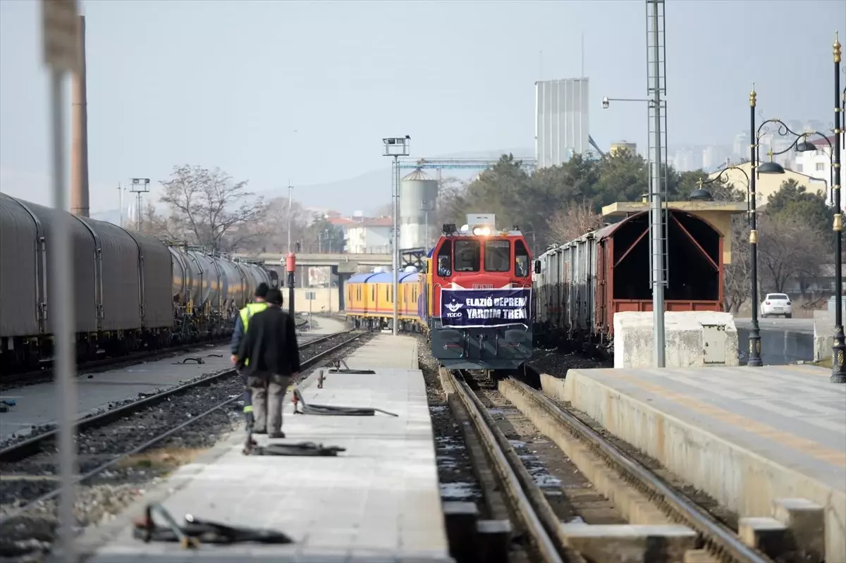 TCDD\'nin yardım treni Elazığ\'da