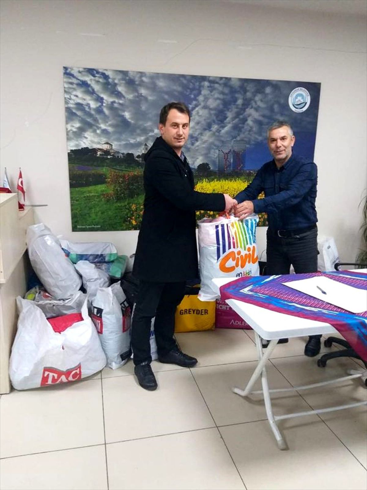 Trabzon\'da depremzedelere yardım kampanyası sürüyor