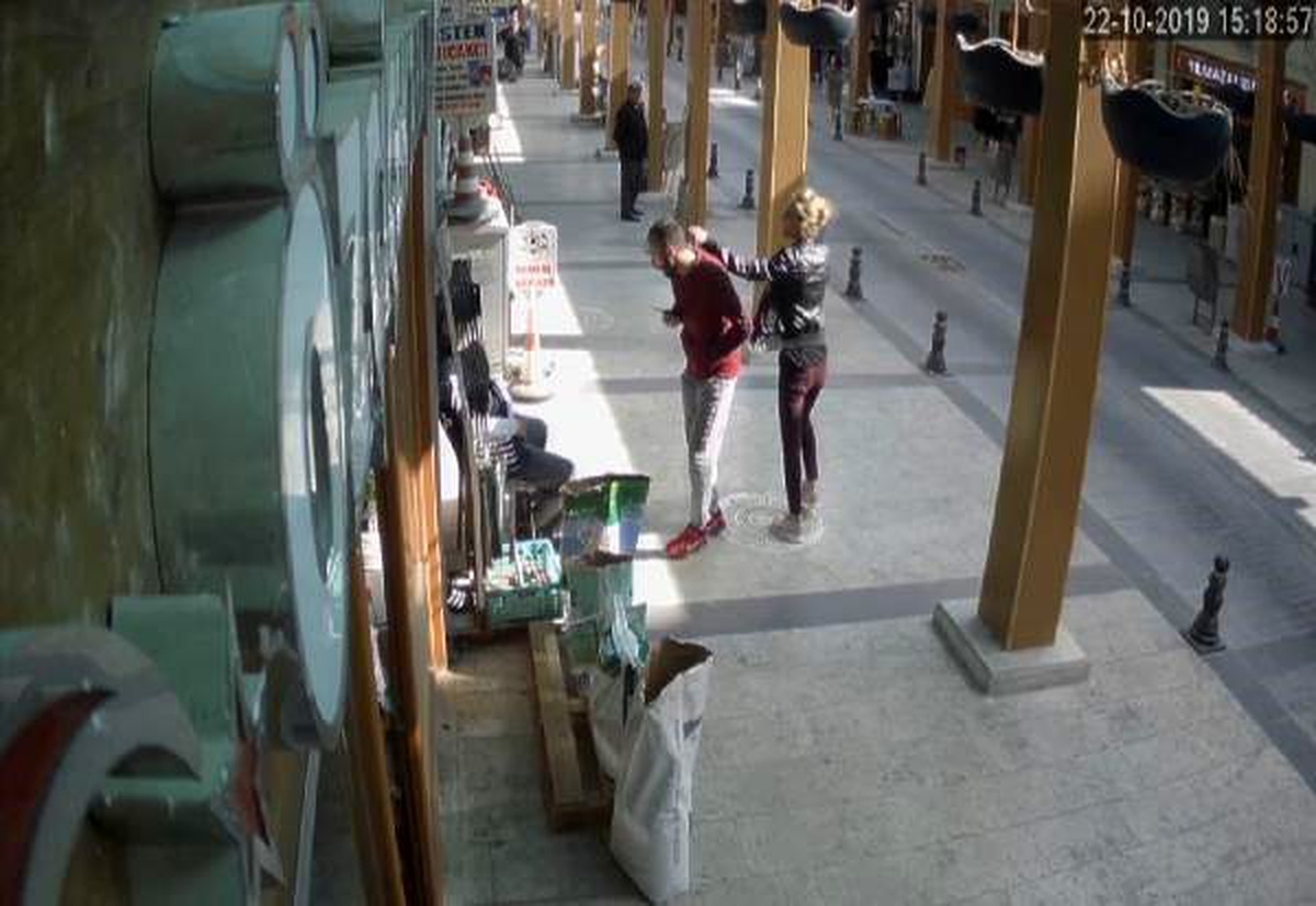 Uzaklaştırma kararı verilen husumetliye yumruk kamerada