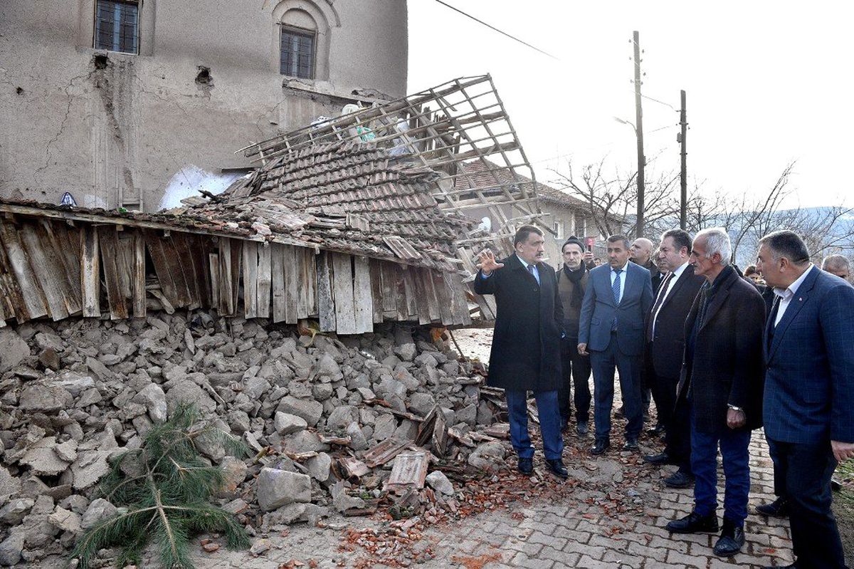 Vali Baruş ve Başkan Gürkan depremde hasar gören yerleri gezdiler