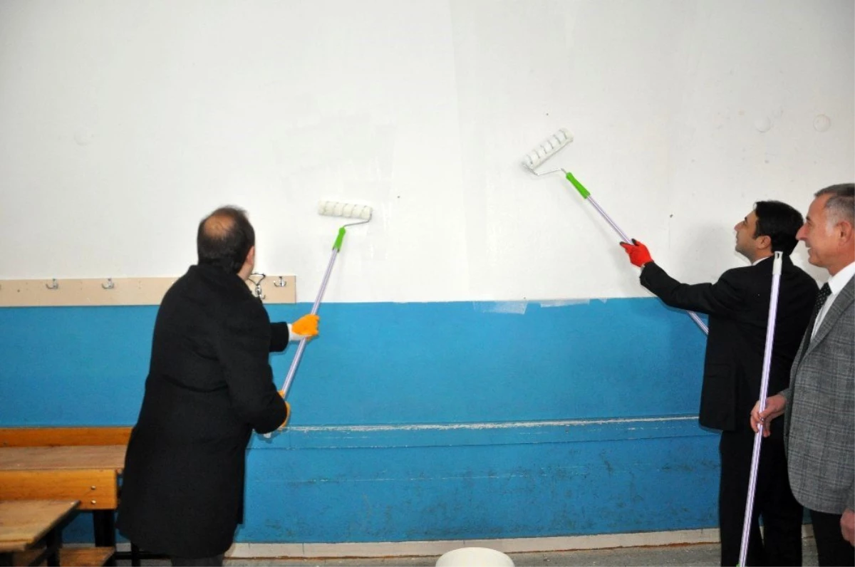 Vali Pehlivan okulda boya yaptı