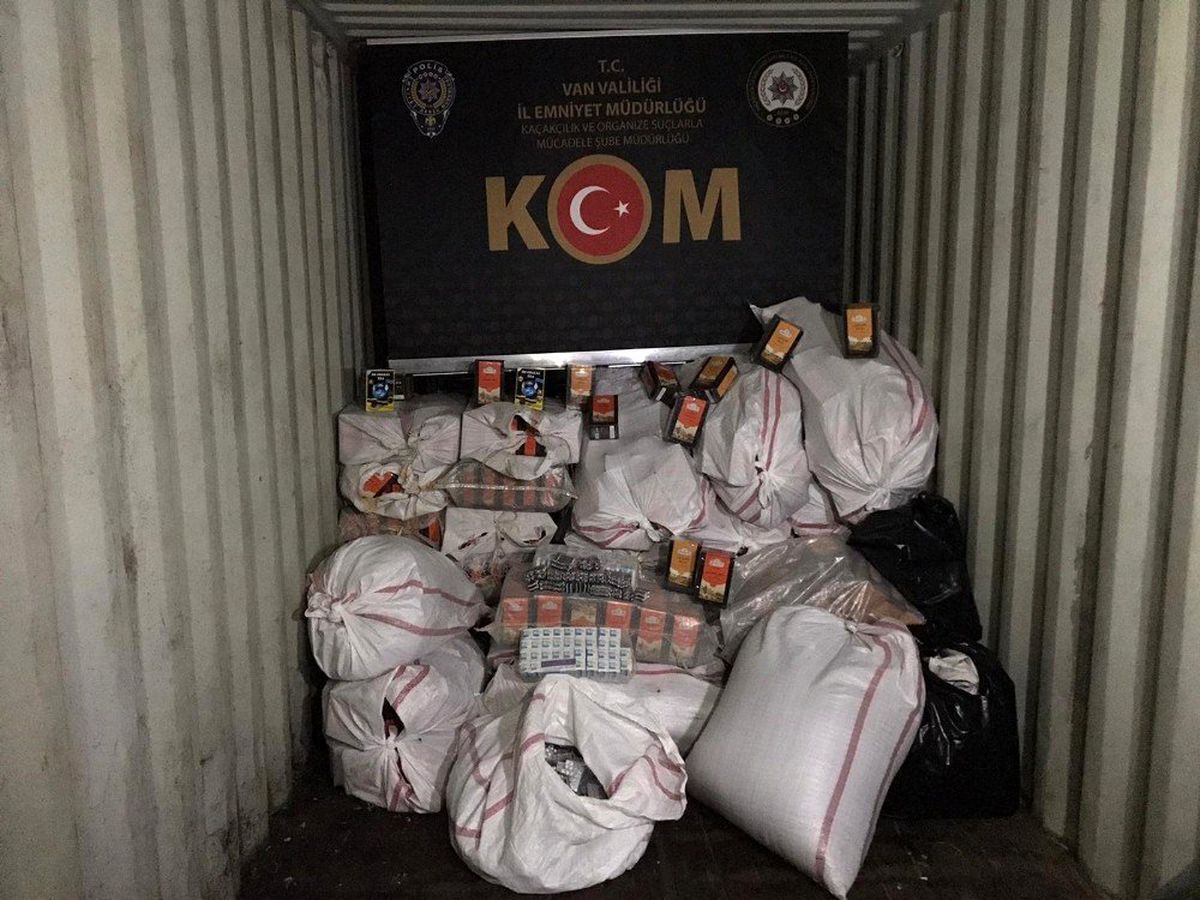 Van\'da kaçak ilaç ve çay ele geçirildi