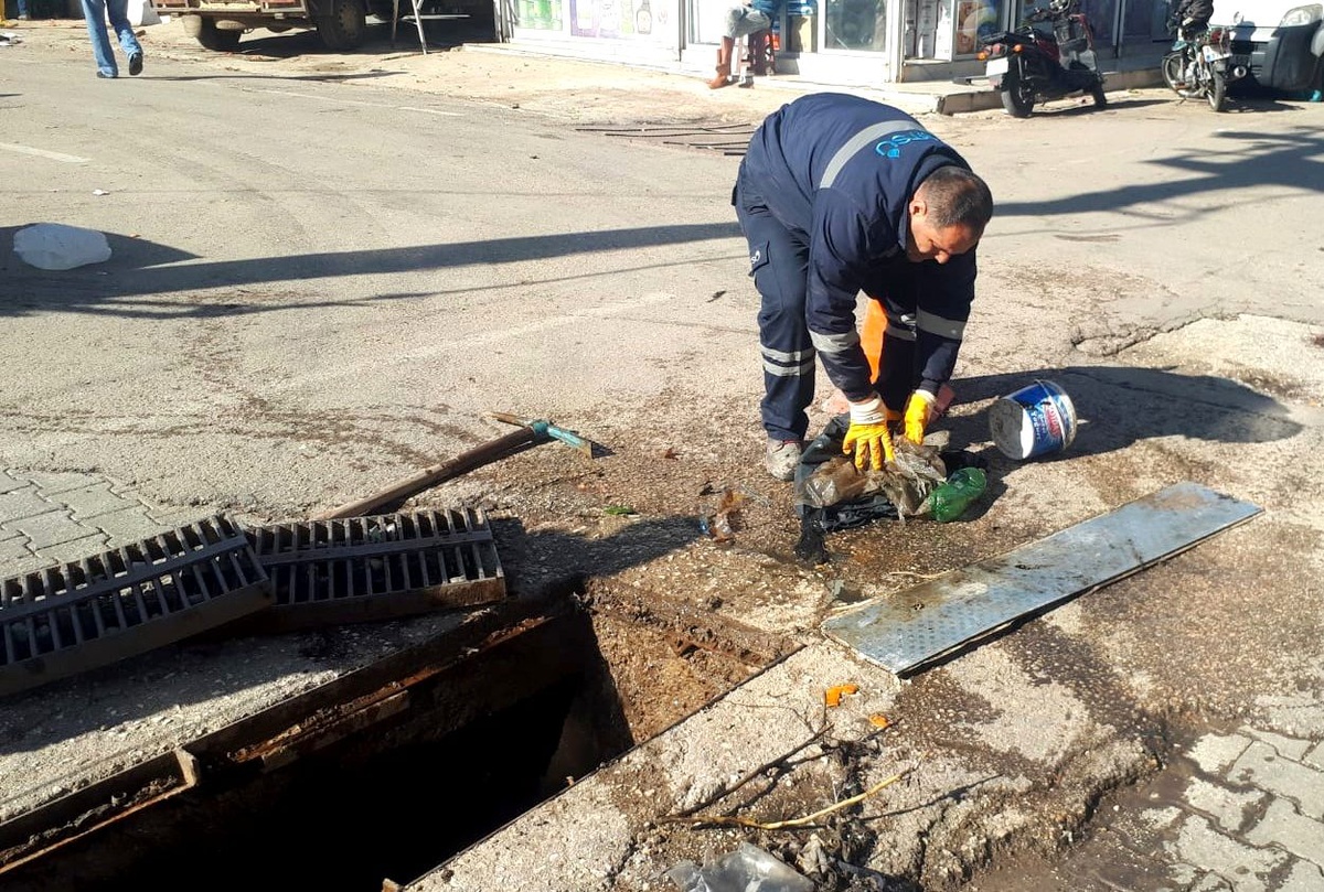 Yağmur suyu hatlarını tıkayan atıklar temizlendi