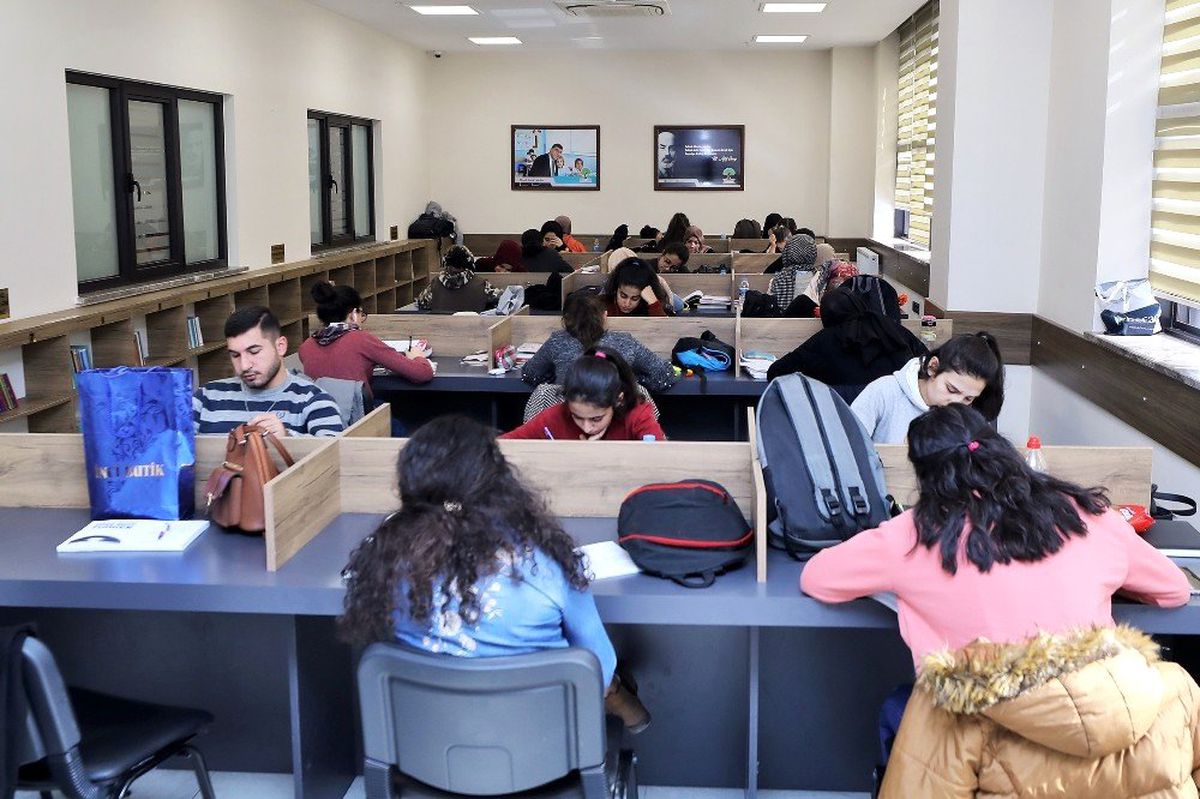 Yarıyıl tatilini, gençlik kütüphanelerinde değerlendiriyorlar