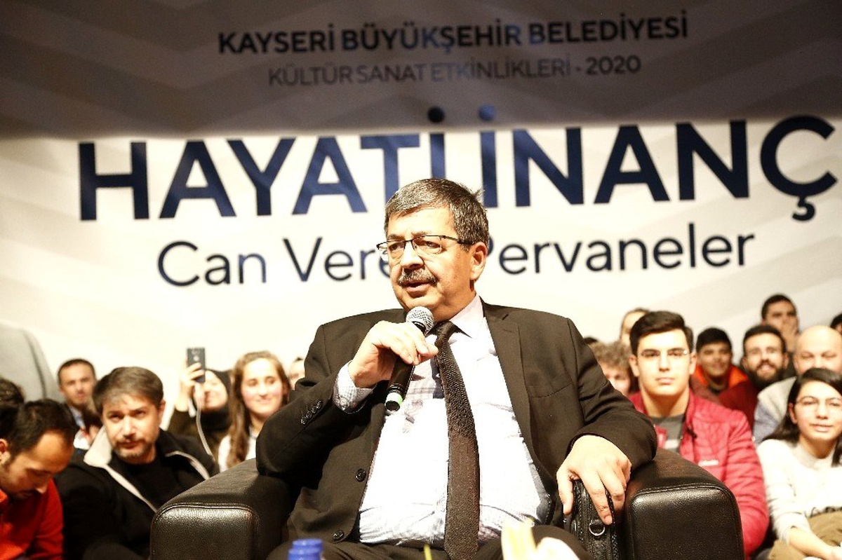 Yazar Hayati İnanç Şehir Tiyatrosu\'nda söyleşiye katıldı