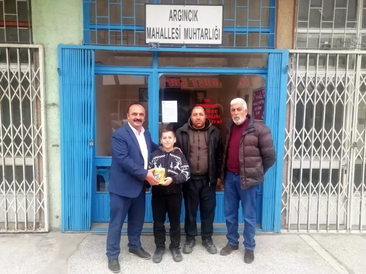 11 yaşındaki Mustafa, kumbarasını depremzedelere gönderdi