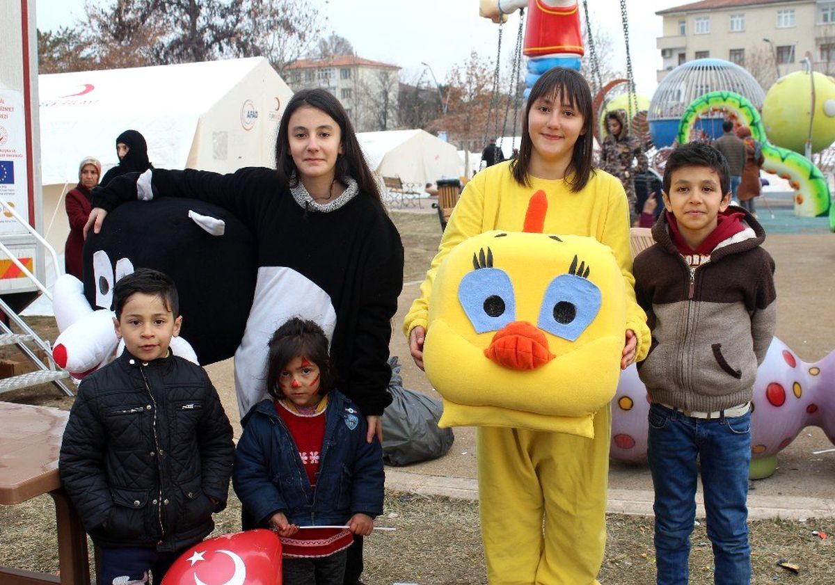 2 kardeş gönüllü olarak depremzede çocukların yüzünü güldürüyor